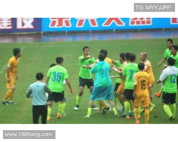 足球明星遭遇围殴事件现场图片曝光引发广泛关注与讨论